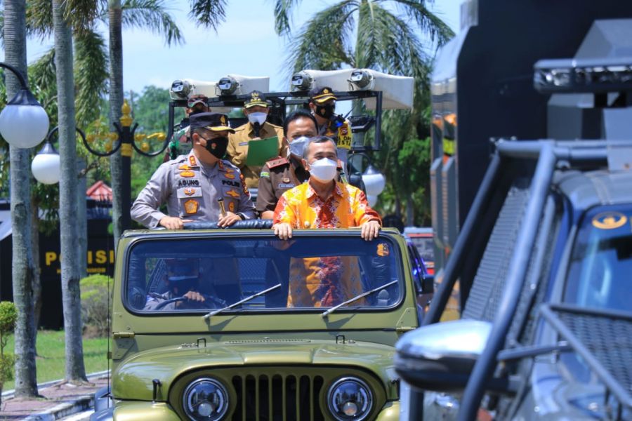 Gubernur dan Walikota Tinjau Penyemprotan Disinfektan Skala Besar Oleh Polda Riau