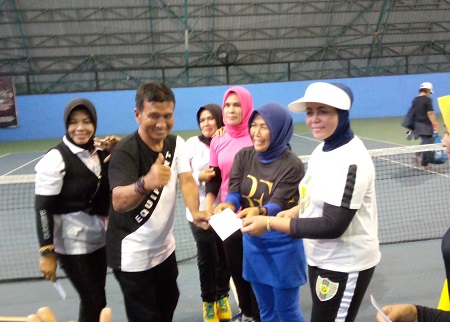 Dihadiri Hj Misnarni Syamsuar, Indor DPRD Riau Laksanakan Pertandingan Tennis Intern Putri Antar Clu