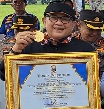 Ketua PWI Riau, Zulmansyah Sekedang Terima Medali Penghargaan dari Kapolda Riau