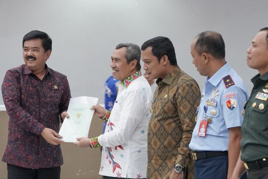 Kunker Ke Bumi Lancang Kuning, Menteri ATR/BPN Serahkan Sertifikat Tanah Ke Masyarakat