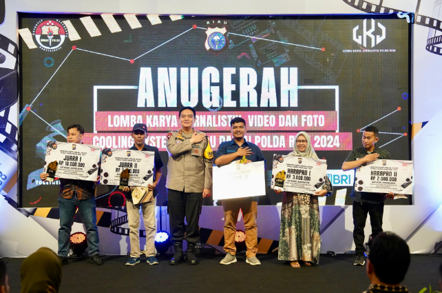 Pemenang Lomba Karya Jurnalistik 2024 Disalami Tiket Umroh oleh Kapolda Riau