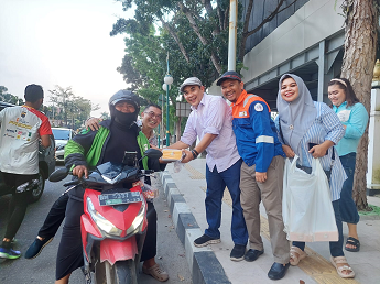PWI Riau SKK Migas dan PT BSP Bagikan Takjil ke Masyarakat yang Melintas di Jalan Gajah Mada