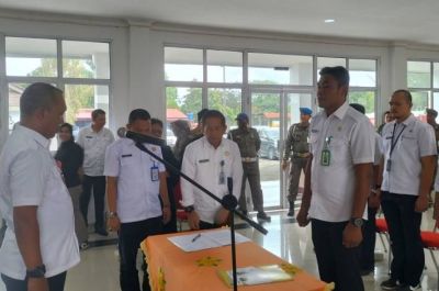 12 Pejabat Eselon III dan IV Dilantik di Kantor Satpol PP Riau